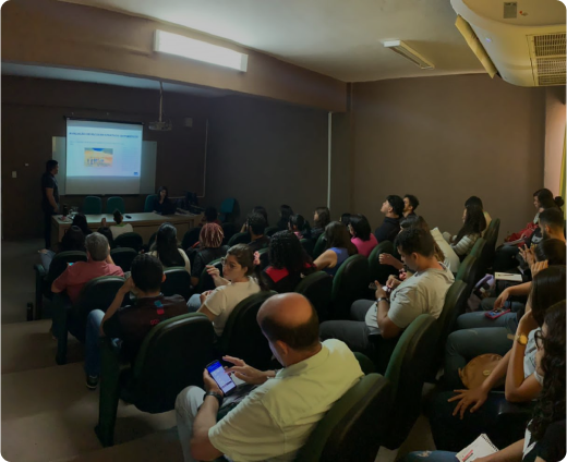 grupo de organizadores em uma mesa